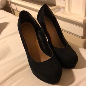 Laura Conrad Black suede pump heal